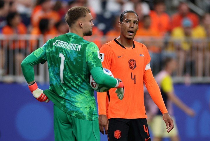 Virgil van Dijk, con Bart Verbruggen en el partido de Países Bajos contra Suecia. (Foto: Reuters)