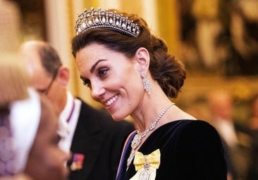 Cuáles son las tiaras olvidadas de la familia real británica: de la de rosas de Strathmore a la de aguamarinas
