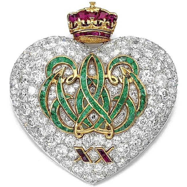 El broche de Cartier con la inicial de Wallis.
