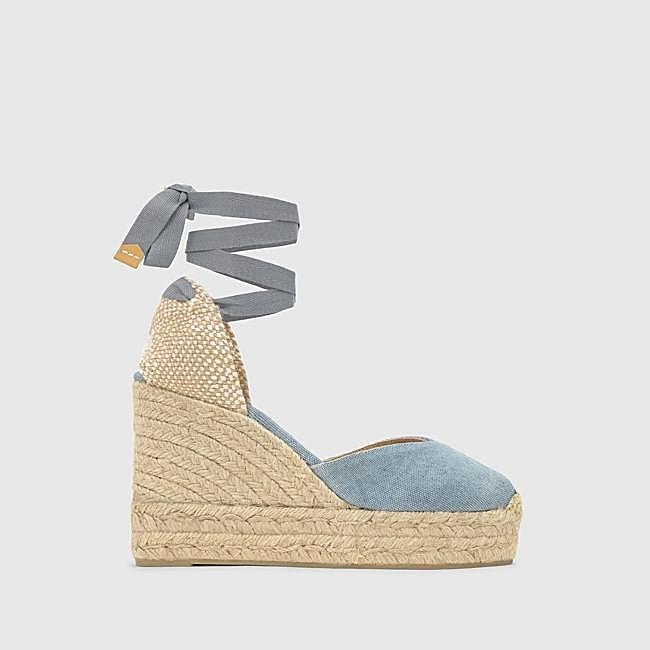 Alpargatas con cuña en tejido denim de Castañer.