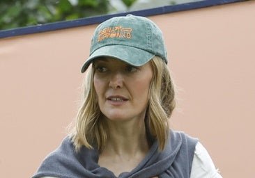 Mujeres de 50 que llevan gorra y sombrero en verano: cómo hacerlo con estilo y sin estropear el pelo