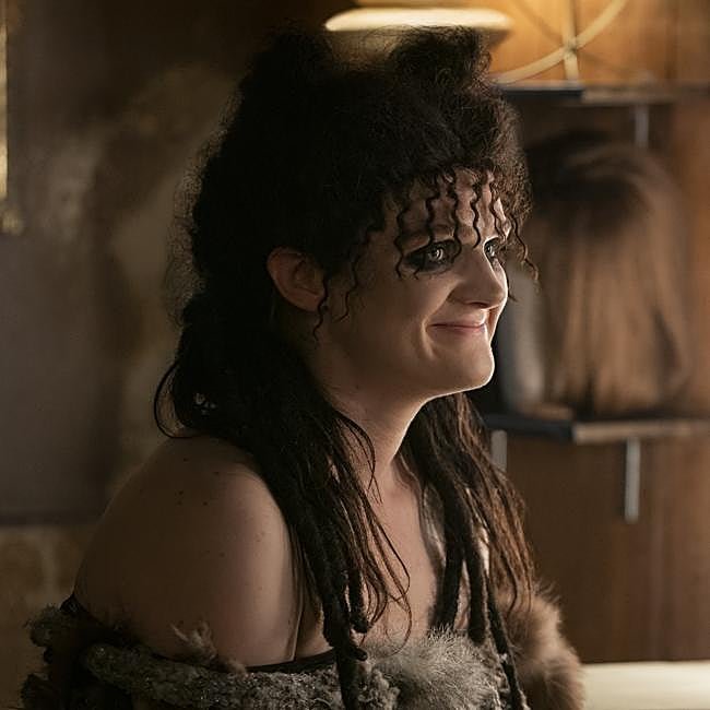 Gayle Rankin como Sheila la Loba en GLOW.