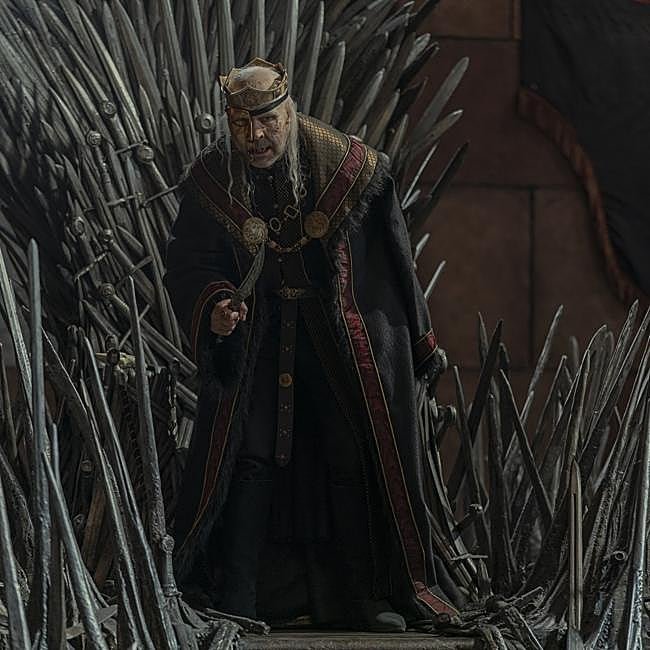 Paddy Considine como Viserys Targaryen en una imagen de la primera entrega de La casa del dragón.