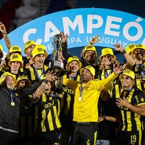De “el que no salta es un traidor” a un gorrito con dedicatoria: el festejo picante de Peñarol tras ganarle la Supercopa de Uruguay a Nacional