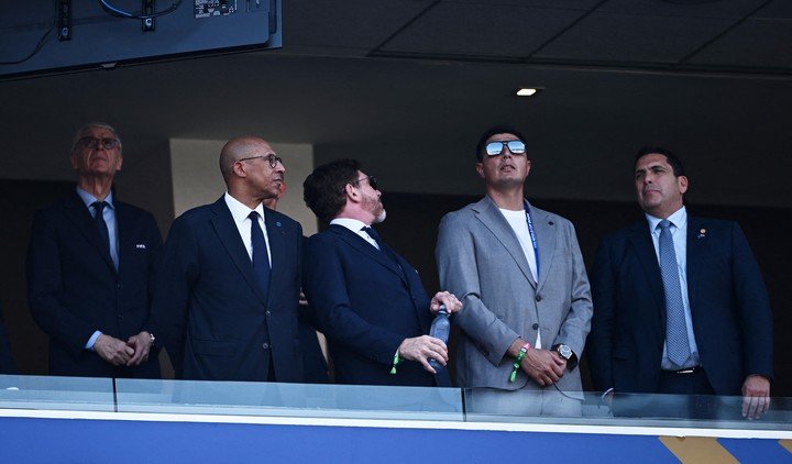 Alejandro Domínguez, junto al presidente de la Federación Francesa, Philippe Diallo. REUTERS/Dylan Martinez