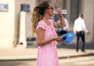 Cómo vestir bien cuando hace 40 grados: los tejidos, colores y siluetas que sí funcionan contra el calor