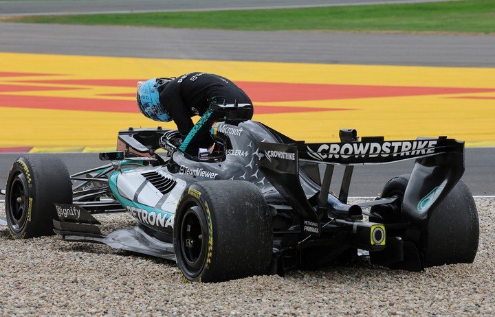El Mercedes de George Russell termina en la leca y abandona tras el toque con Lewis Hamilton.
(REUTERS).