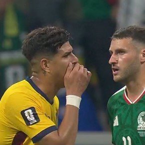 Un ecuatoriano también vio la roja por taparse la boca
