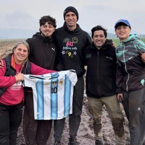 Se cruzó a Dibu Martínez "encajado" con su camioneta en el barro, lo ayudó a salir y se llevó un poster de Olé firmado