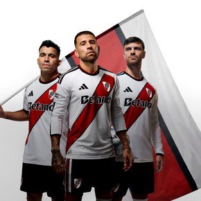 River presentó una camiseta con una inédita banda roja