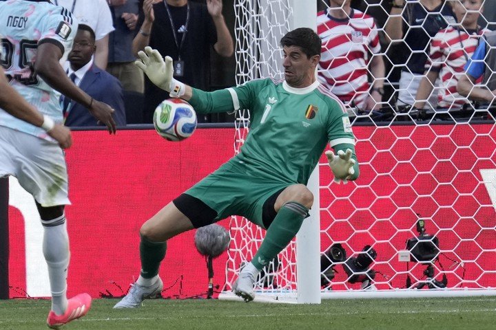 Courtois la rompió en el triunfo de Bélgica (EFE).