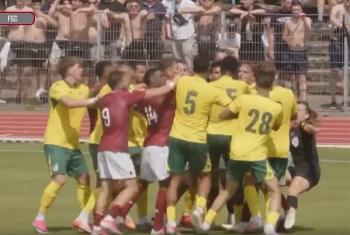Una jueza sufrió una conmoción cerebral en Metz vs. Fortuna Sittard.
