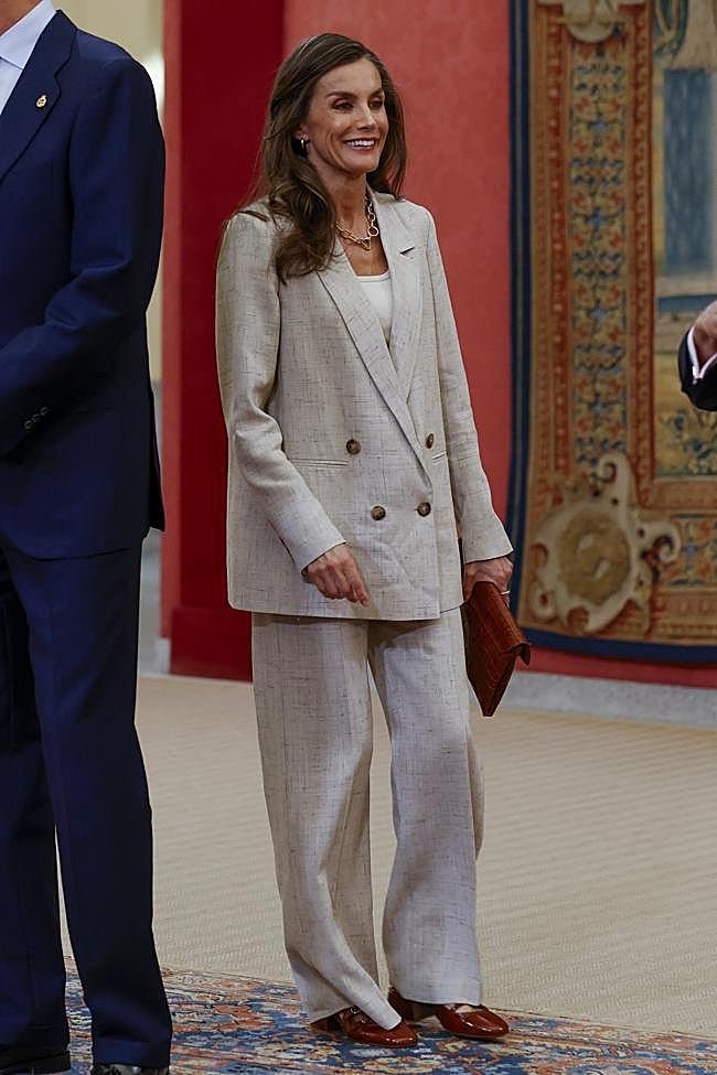 La reina Letizia con traje en lino de Sézane.