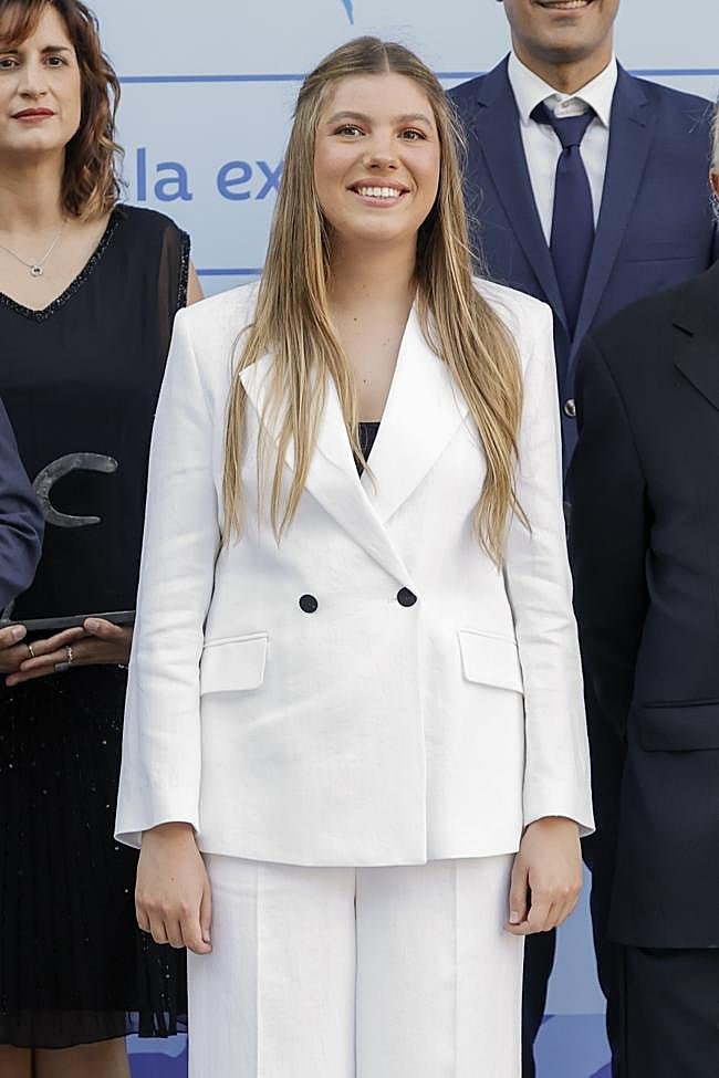 La infanta Sofía con traje blanco cruzado.