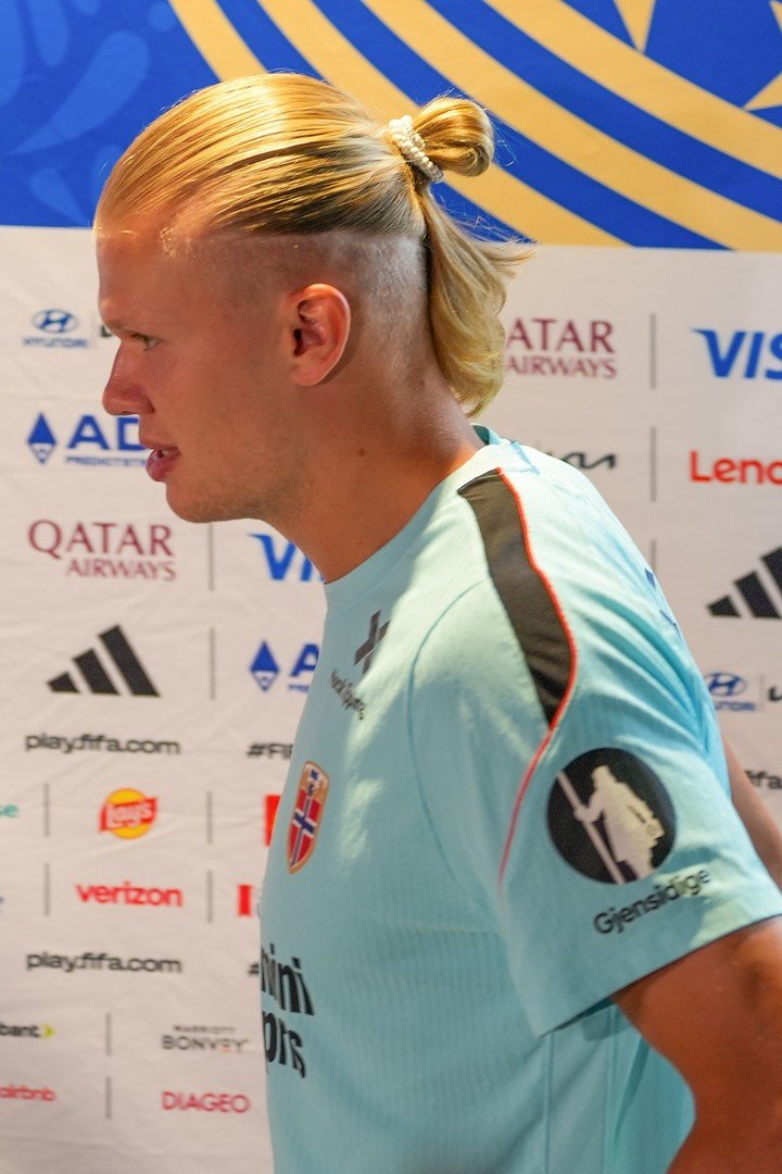 Primer plano del look del androide Haaland en plena conferencia de prensa. (EFE)