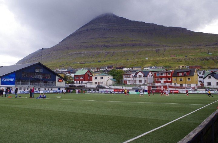 La pintoresca casa del Klaksvik en Islas Feroe. (@TheMatchdayMan)