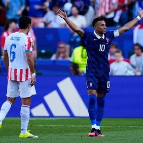 Francia le ganó una batalla a Paraguay y está en cuartos