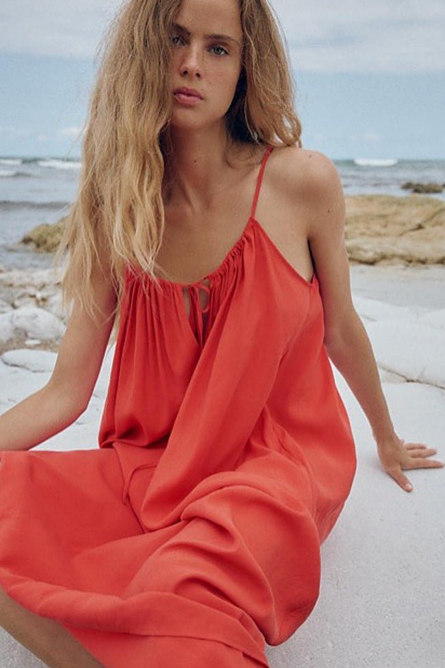 Vestido rojo de Zara (29,95 euros)