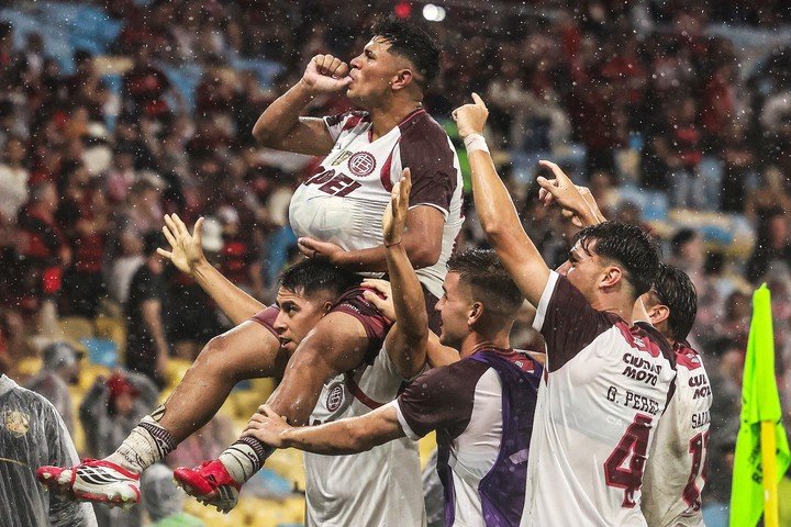 Aquino festejando su gol frente a Flamengo (EFE).