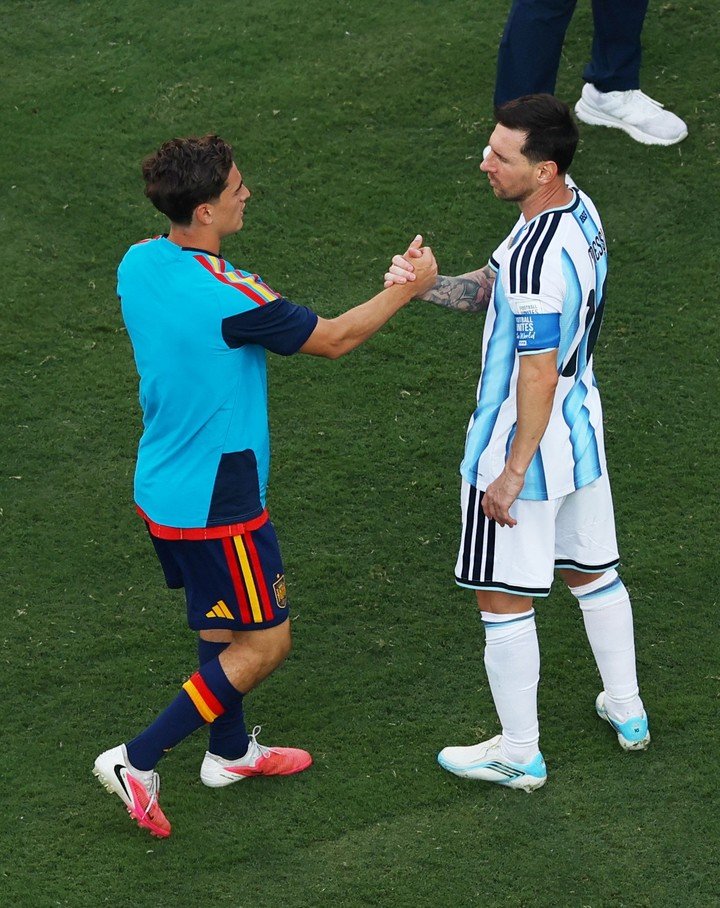 Gavi felicitó a Leo pese a haberle ganado la final.