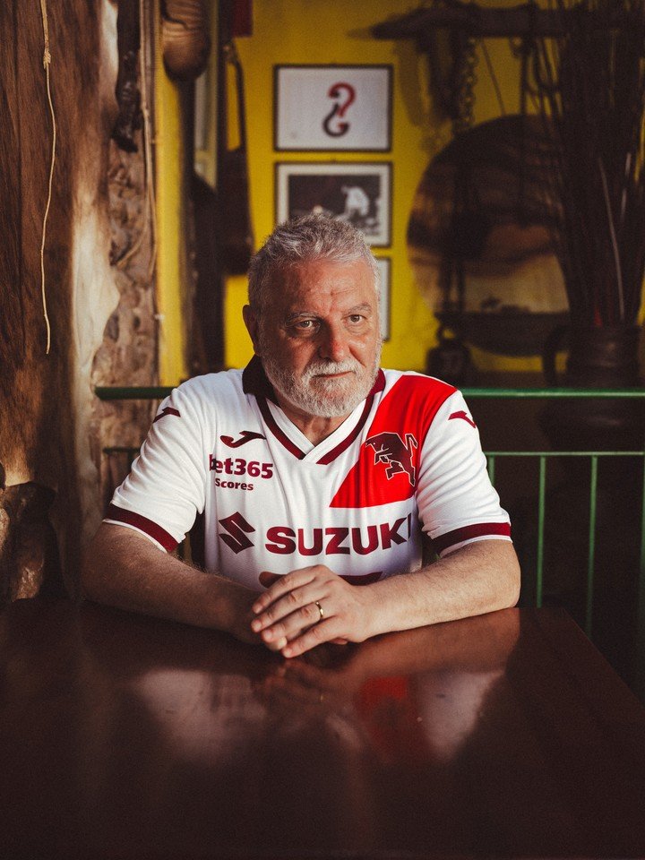 La camiseta suplente de Torino, en homenaje a River. Foto: prensa Torino.