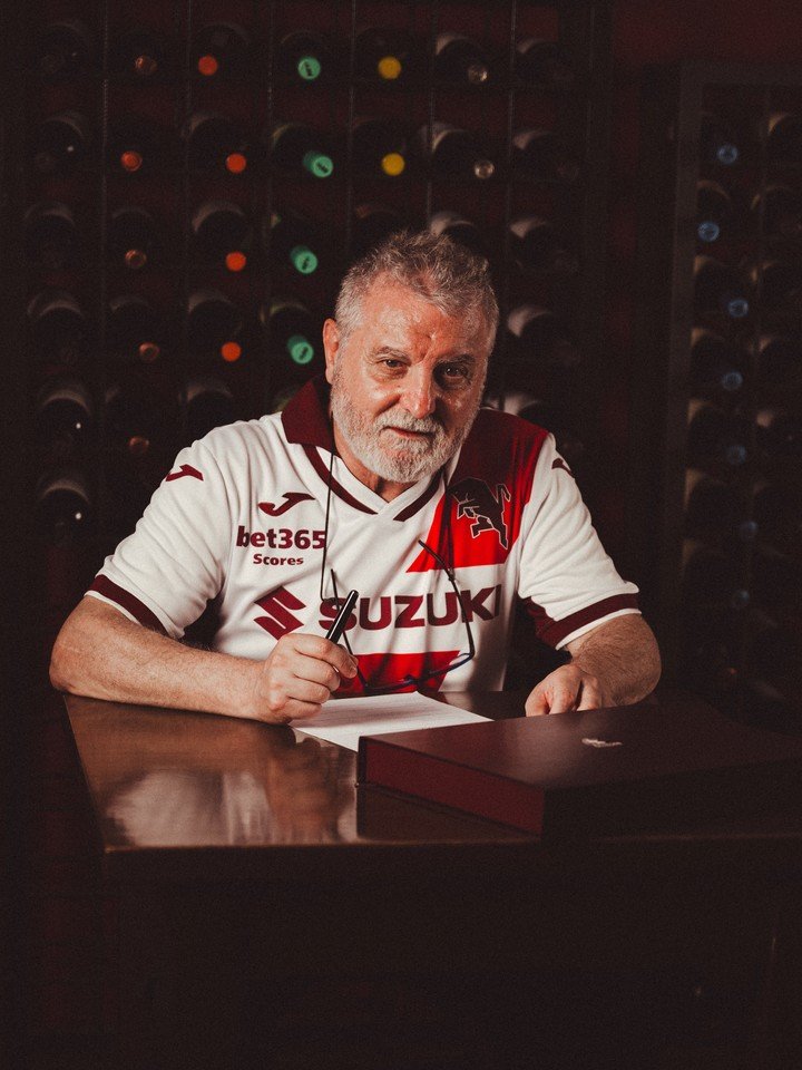 La camiseta suplente de Torino, en homenaje a River. Foto: prensa Torino.