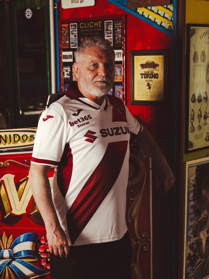La camiseta suplente de Torino, en homenaje a River. Foto: prensa Torino.