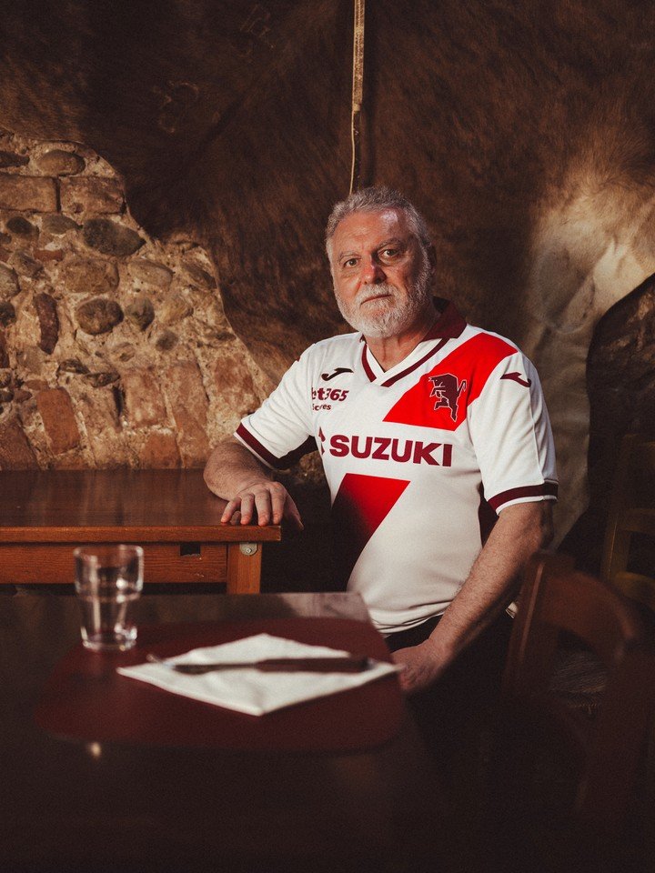 La camiseta suplente de Torino, en homenaje a River. Foto: prensa Torino.