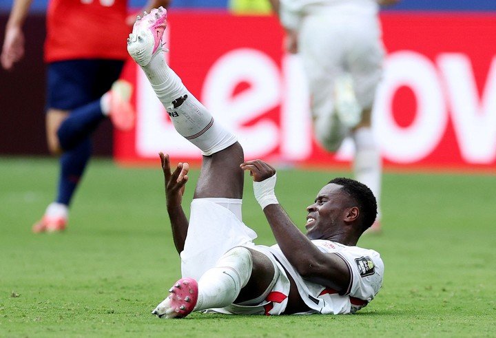 Guehi, con visibles molestias ante Noruega. (REUTERS)
