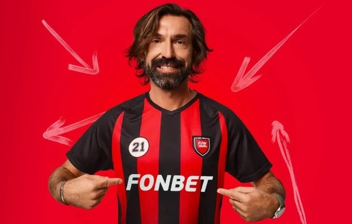 Pirlo, con la camiseta de Fonbet, el vínculo que frenó su llegada a Italia.