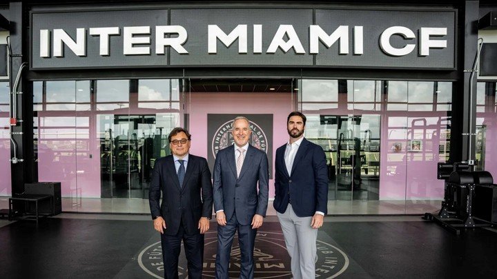Raúl Sanllehí y a Xavier Asensi, junto a Jorge Más. Foto: Prensa Inter Miami