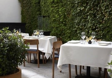 Hemos encontrado el patio perfecto para comer o cenar al aire libre este verano y degustar la mejor tradición gastronómica