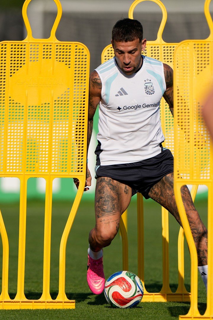 ¿Cuándo debutará Otamendi en River? (AP Photo/Charlie Riedel)