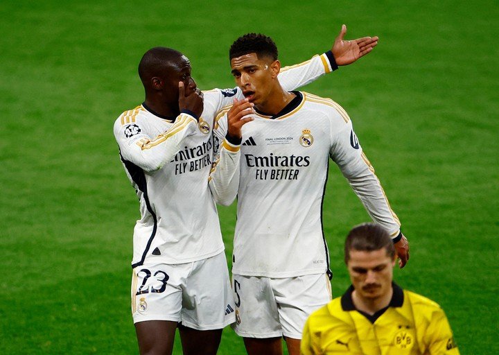 Mendy junto a Jude Bellingham. (REUTERS)