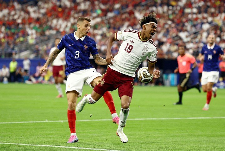 Digne contra Lamine. (Foto: Reuters)