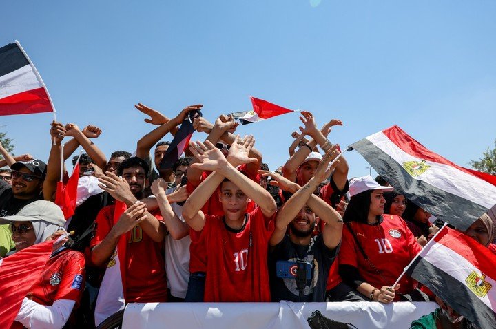 Hinchas de Egipto replicaron el gesto de su DT. (REUTERS)