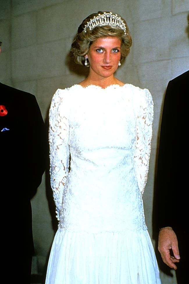 Diana completó el look con la tiara Lovers Knot.