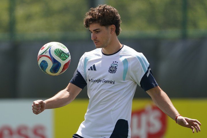 Julián Álvarez se prepara para enfrentar a Cabo Verde por los 16avos de final. Foto: Juano Tesone/ Enviado especial 