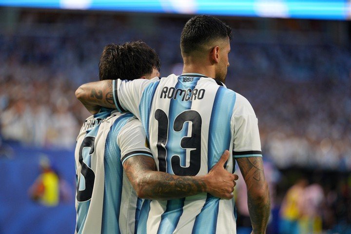 El abrazo entre Cuti y Lisandro (EFE).