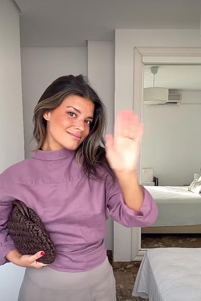 El truco de la camisa para convertirla en un top estilo fajín para el verano.