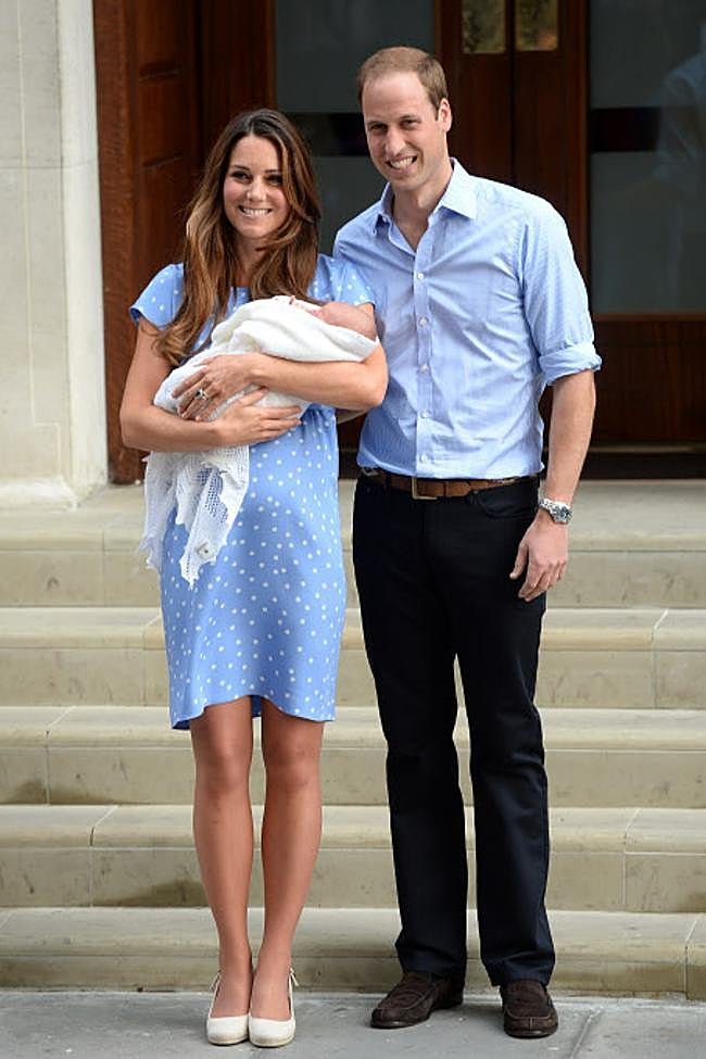 Kate Middleton con vestido de lunares en la presentación a los medios del príncipe George tras su nacimiento en 2013.