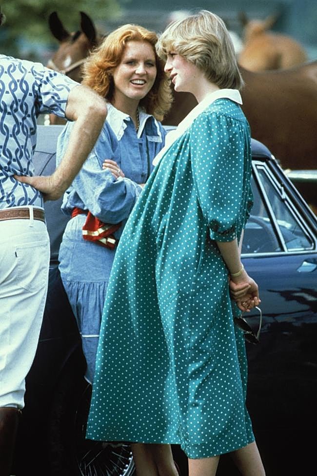 Diana de Gales embarazada de Guillermo, y junto a Sarah Ferguson, llevando el mismo vestido de lunares que usó en la presentación del nacimiento de su hijo.