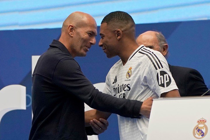 Zidane dirigiría a Mbappé en Francia. (AP)