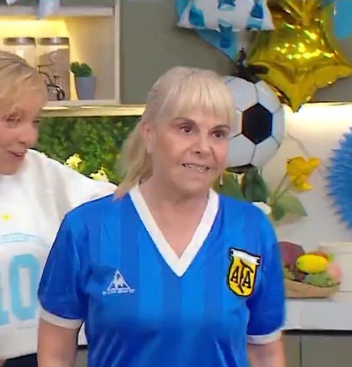 La ex pareja de Diego mostró la camiseta (Foto: El Trece).