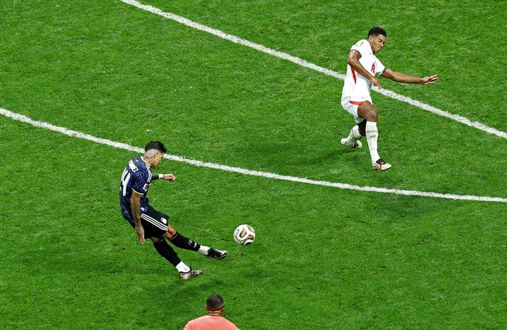 La tremenda pegada de Enzo Fernández. (REUTERS/Lee Smith)