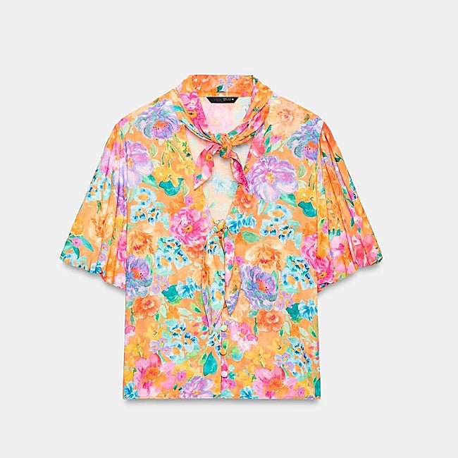 Camisa con estampado de flores de Zara (25,99 euros)