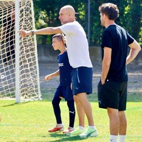 Pep Guardiola recibió en su campus a niños palestinos afectados por la guerra en la Franja de Gaza