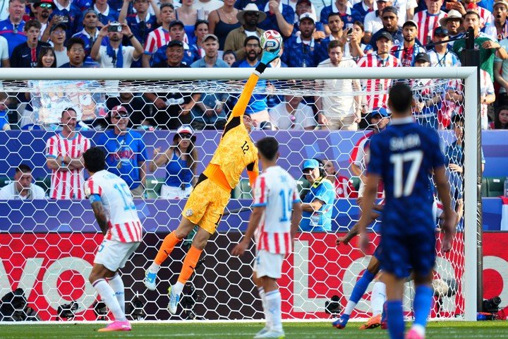 Extraordinaria atajada de Gill. (AP)