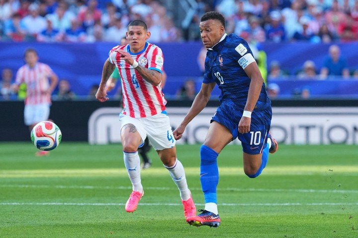 Buen cierre de Juan Jose Caceres sobre Kylian Mbappe. (AP)