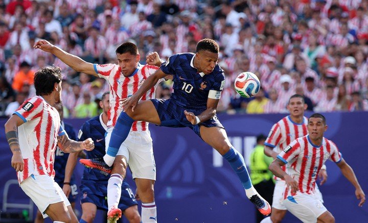 Mbappé le calculó mal al salto y se pasó. (Reuters)
